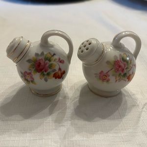Vintage - Mini Salt & Pepper Shakers w/Handle. Made in Occupied Japan!
